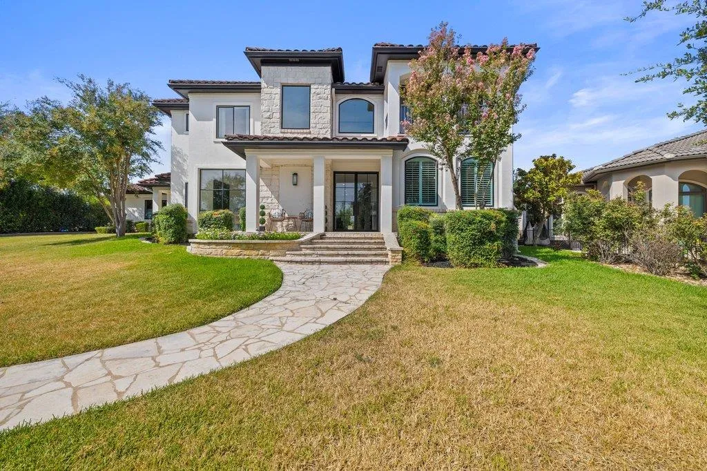 Photo of 34 AUTUMN OAKS DR, The Hills, TX, 78738