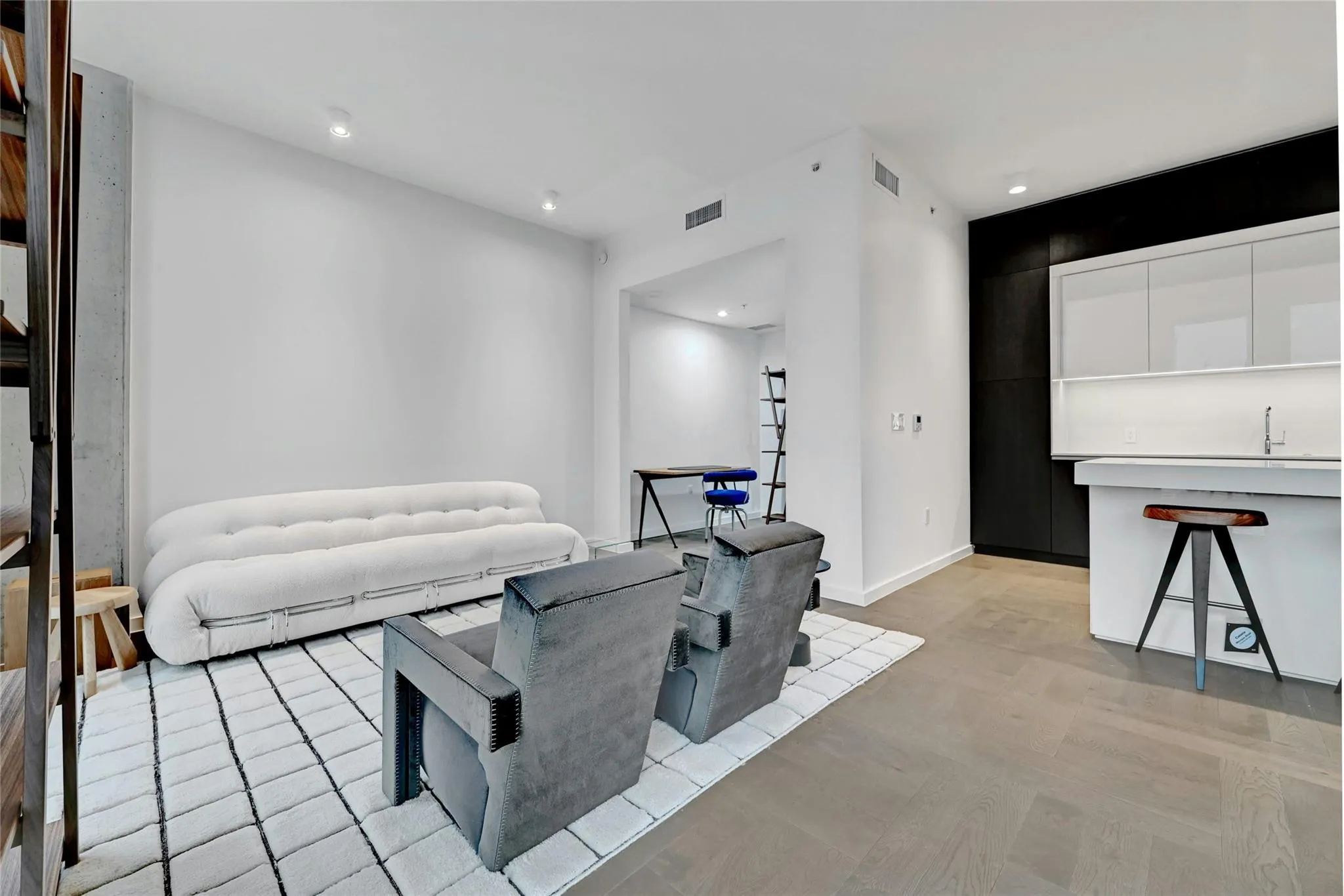 Photo 3 of 313 W 17TH ST #2406