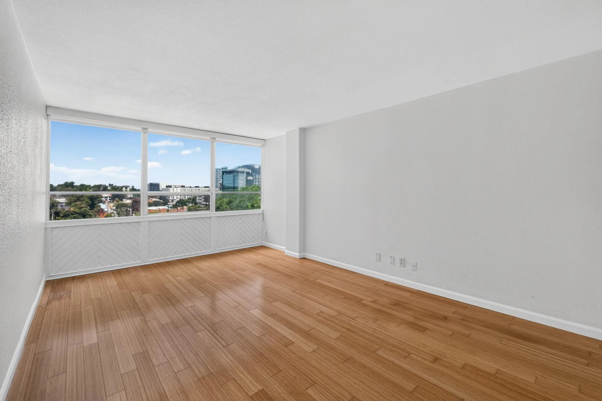 Photo 2 of 1800 LAVACA ST #512
