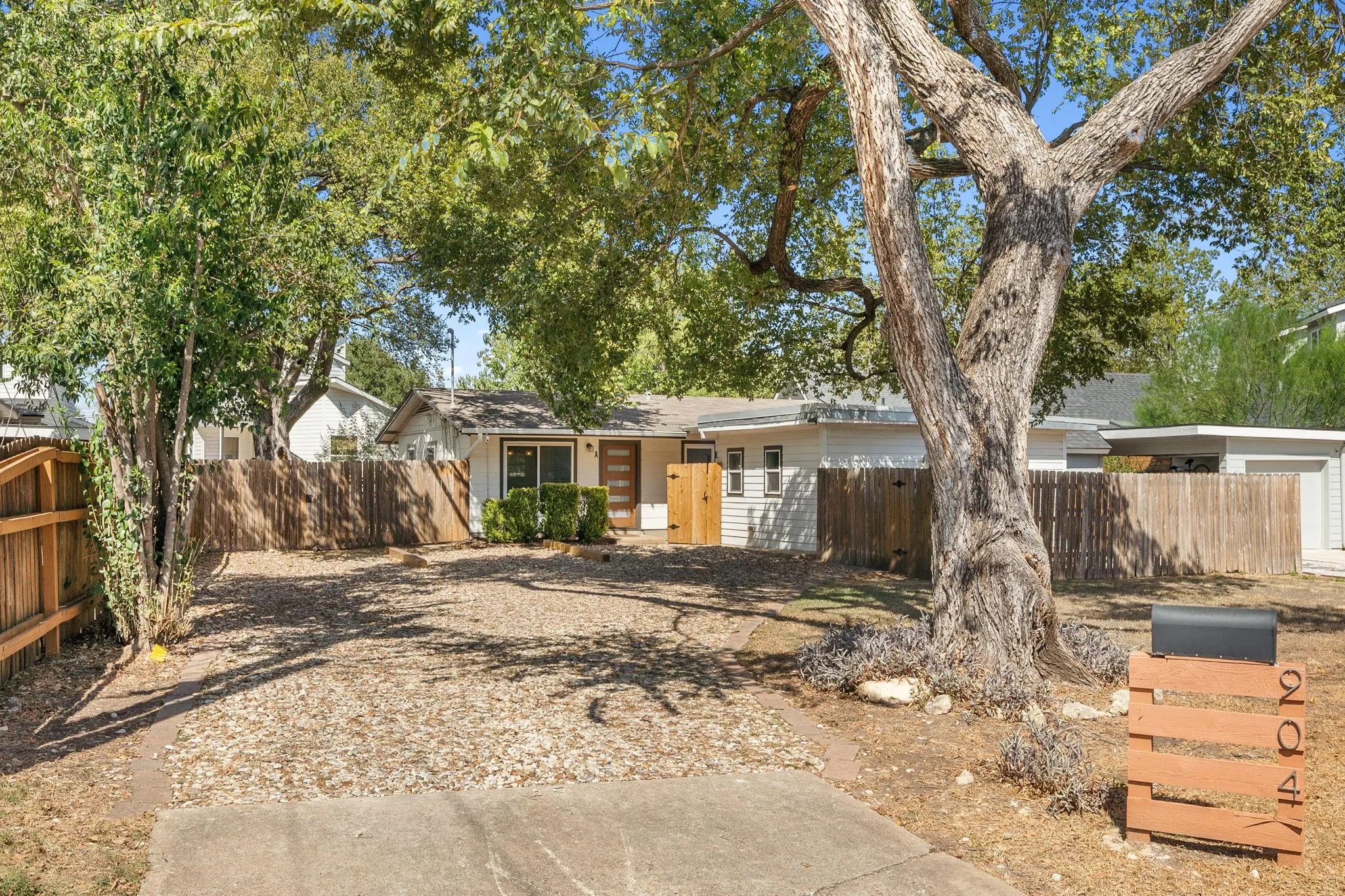 Photo of 904 PLATEAU CIR, Austin, TX, 78745