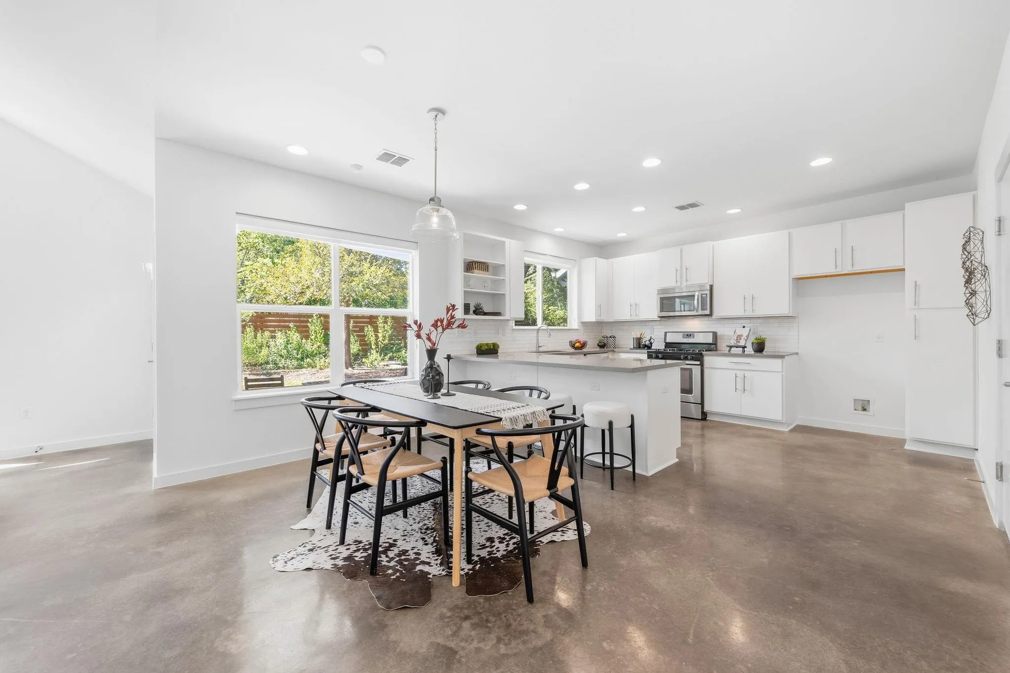 Photo 5 of 301 W STASSNEY LN #20