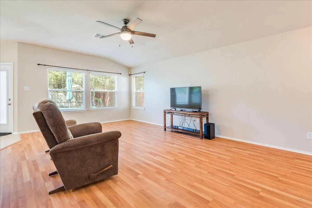 Photo 3 of 1327 ROSIE LN