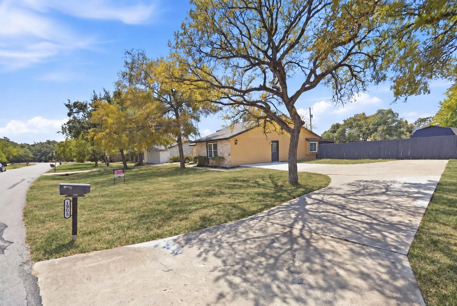 Photo 3 of 1903 S WEST DR