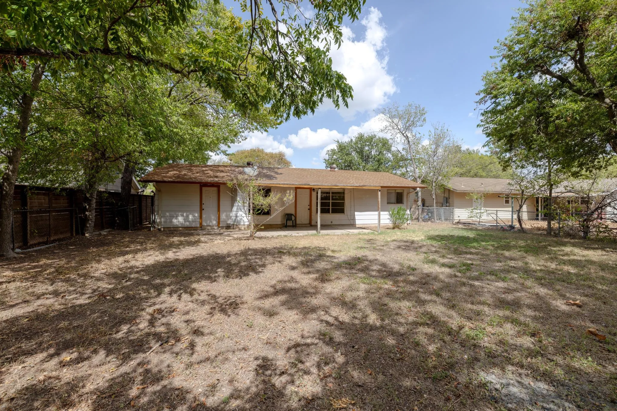 Photo 3 of 211 E LISA DR