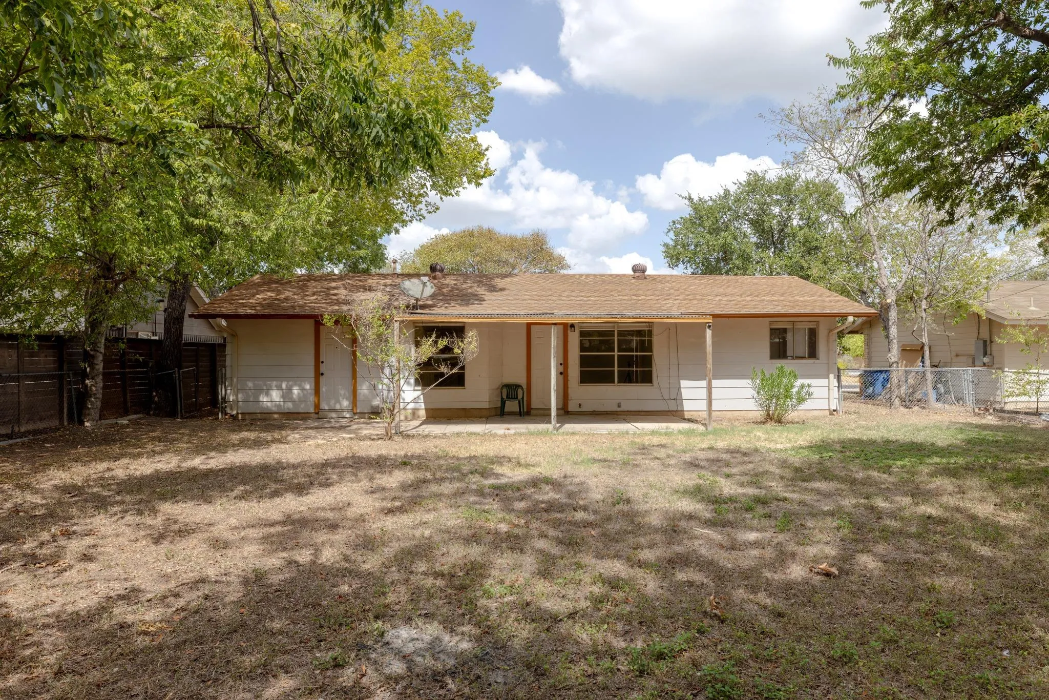 Photo 4 of 211 E LISA DR