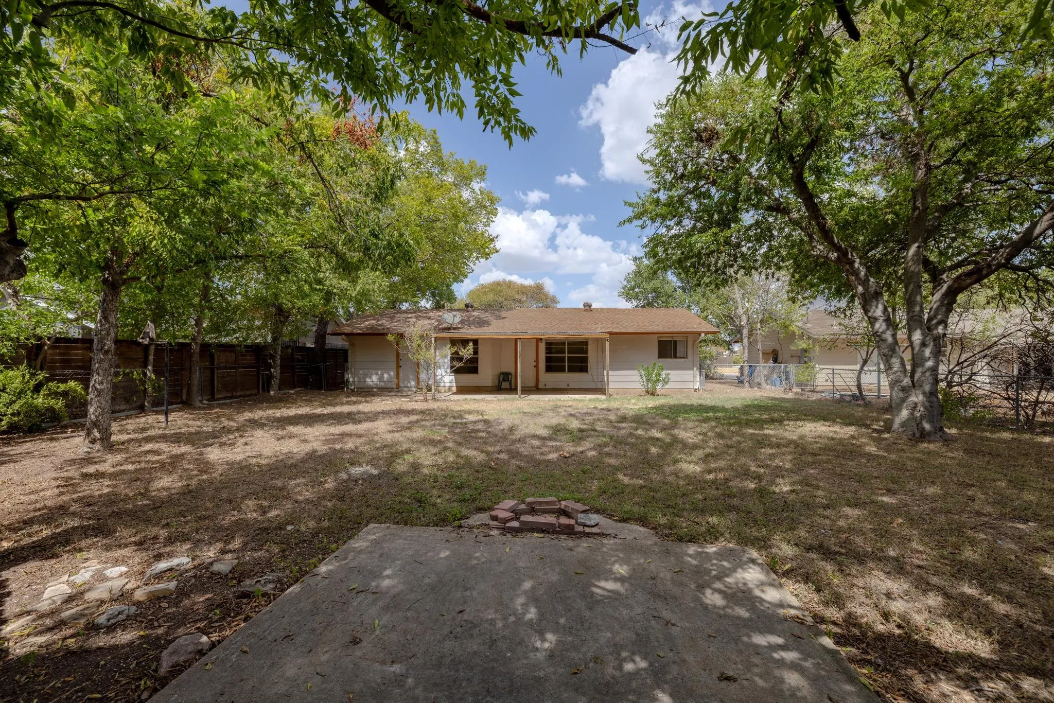 Photo 5 of 211 E LISA DR