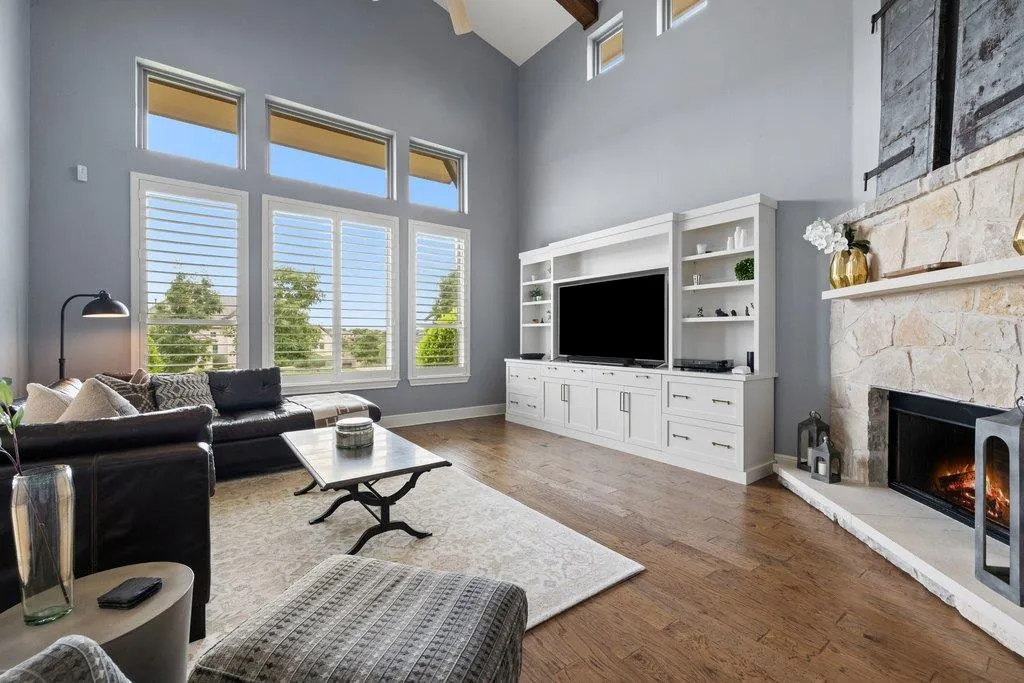 Photo 2 of 320 BISSET CT