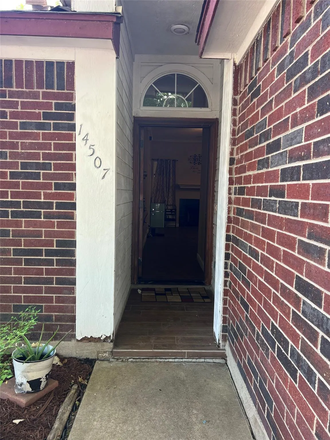Photo 5 of 14507 OLIPHANT ST