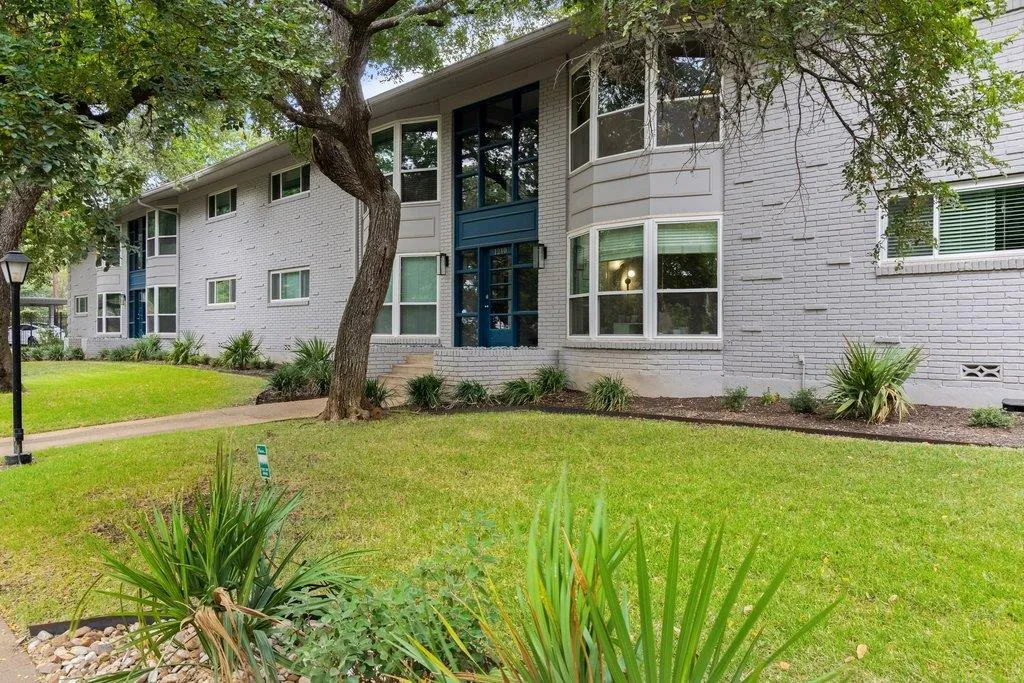 Photo 4 of 1210 WINDSOR RD #209