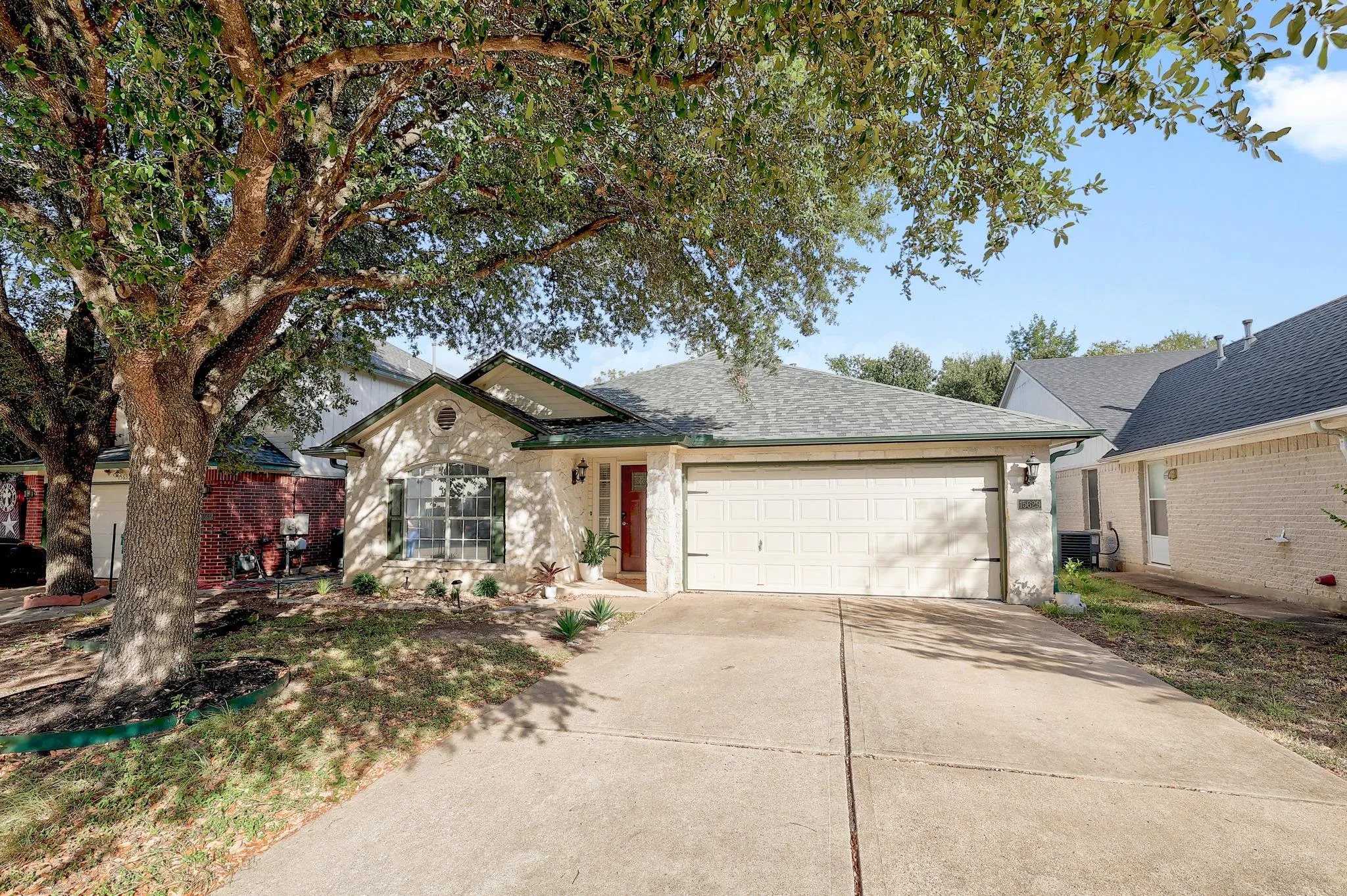 Photo 2 of 15629 ECORIO DR