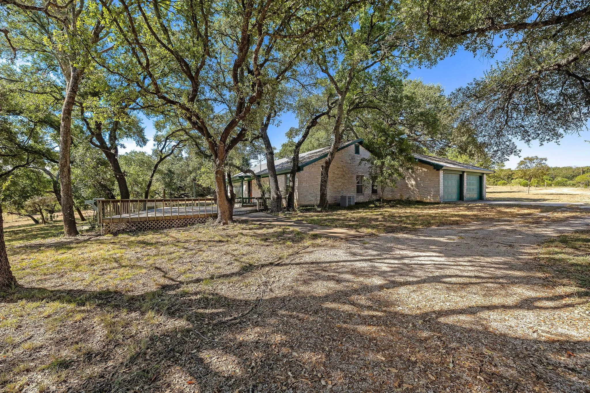 Photo 3 of 305 HIDDEN OAKS LN