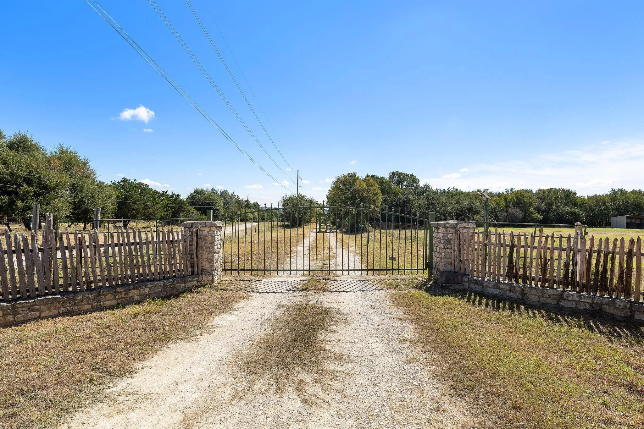 Photo 5 of 305 HIDDEN OAKS LN