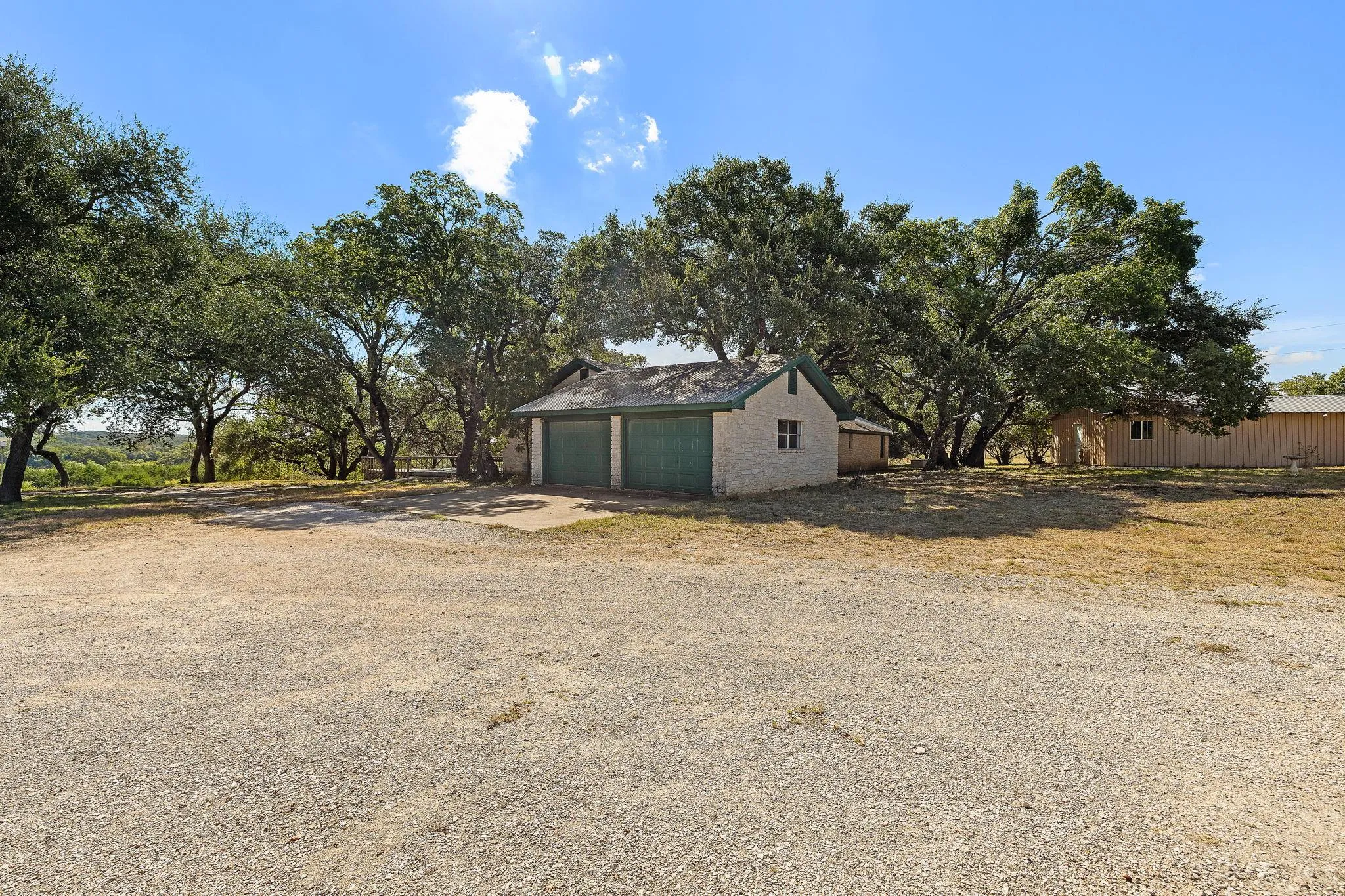 Photo 4 of 305 HIDDEN OAKS LN
