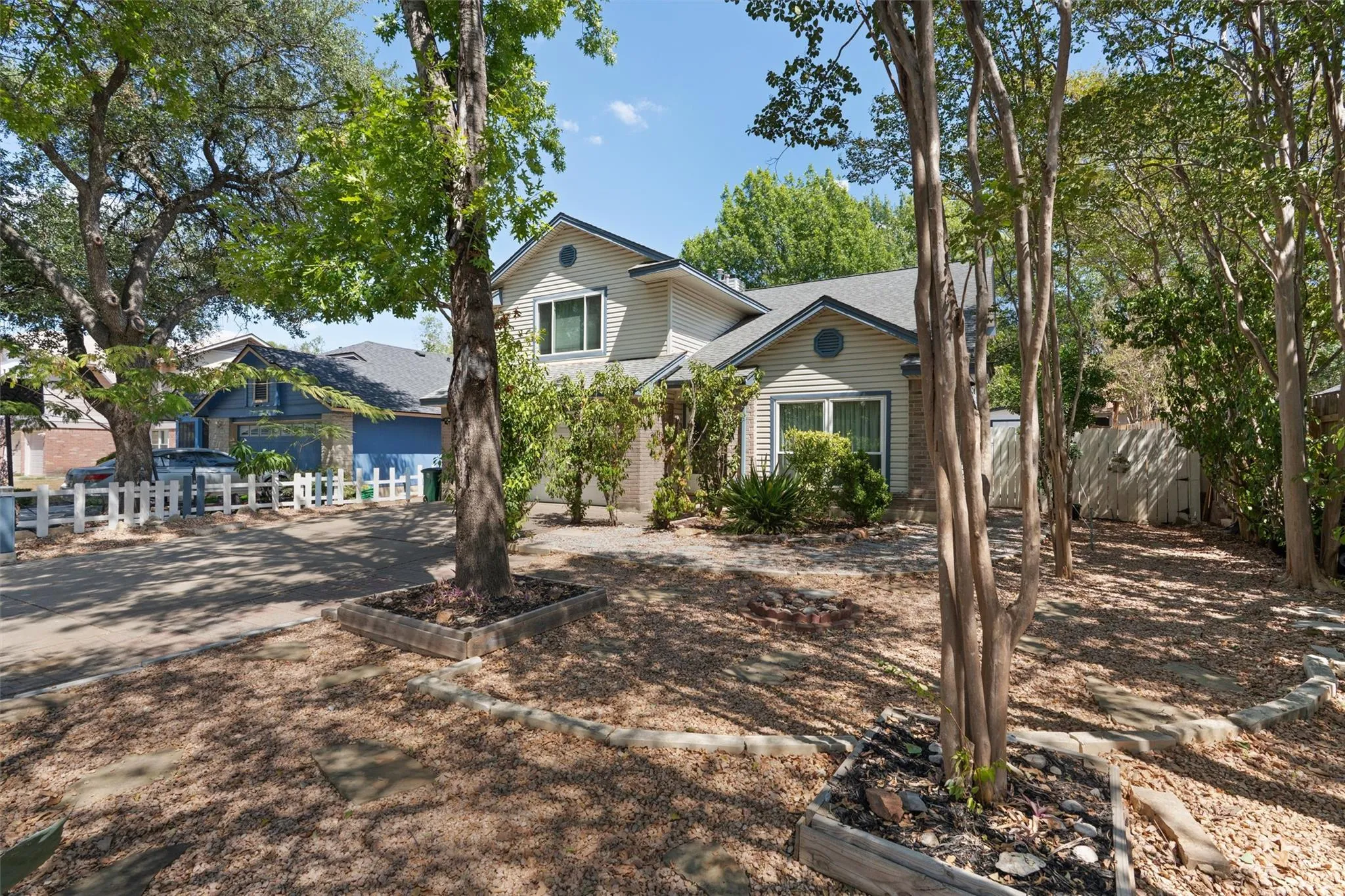 Photo 2 of 12319 YARMONT WAY