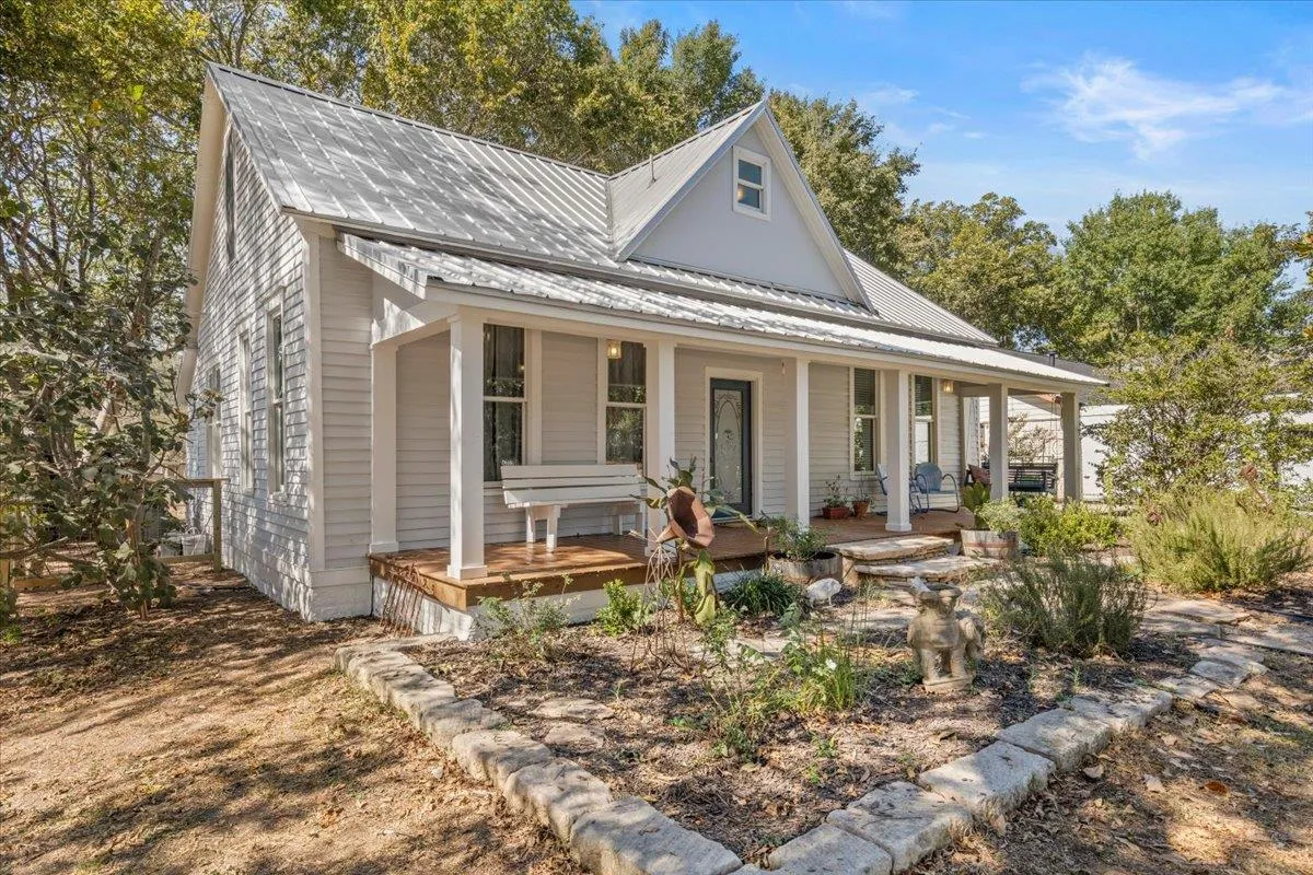 Photo of 503 WILKES ST, Smithville, TX, 78957