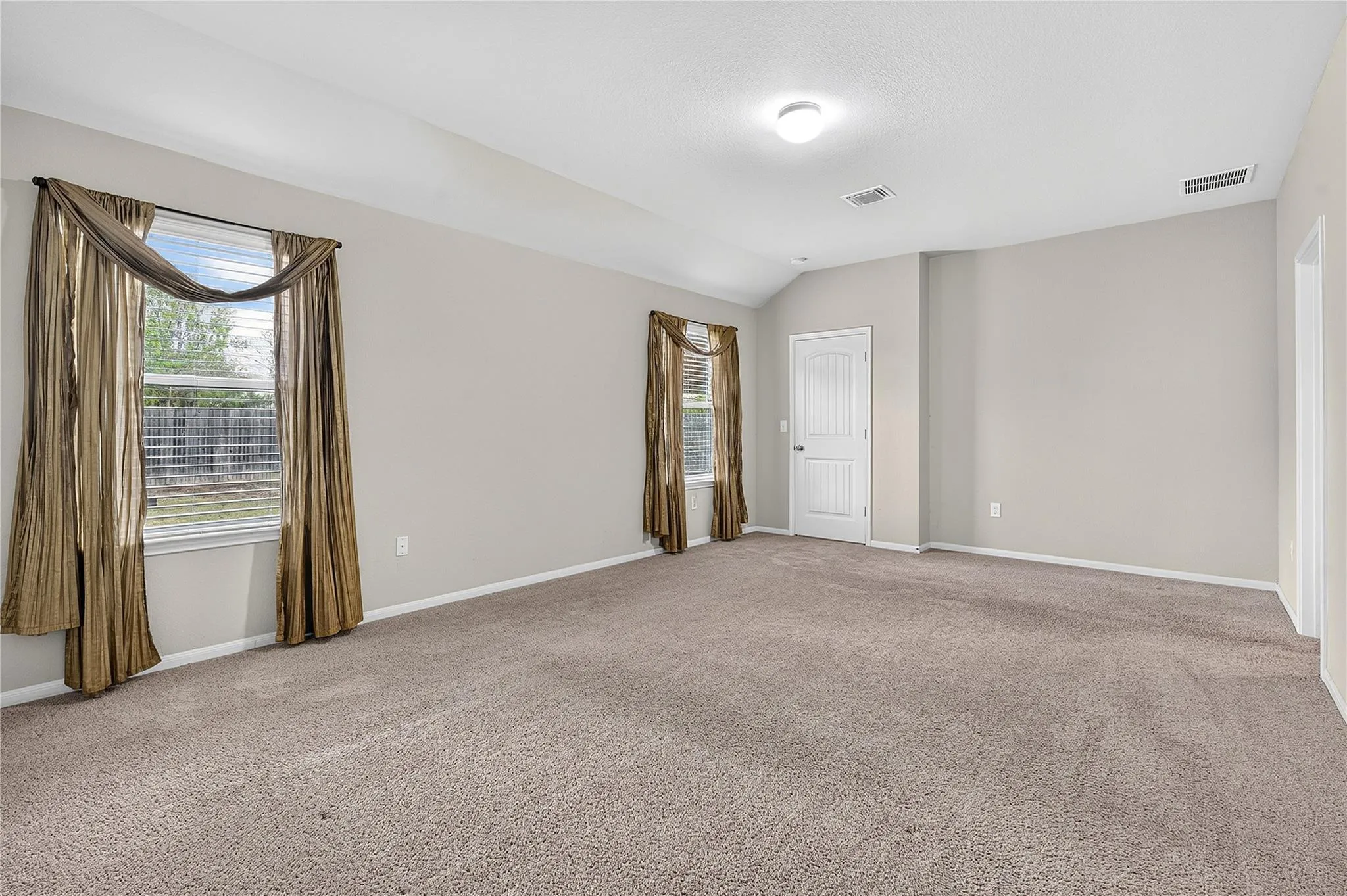 Photo 4 of 11820 JAMIE DR