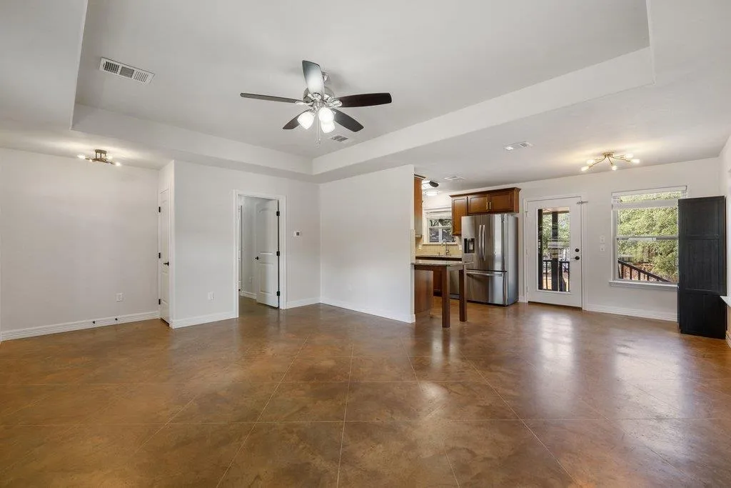 Photo 4 of 604 WHISPERING HOLLOW CIR