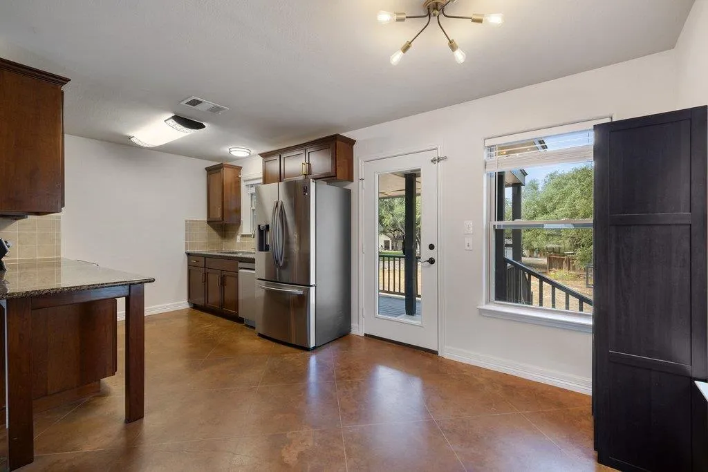 Photo 5 of 604 WHISPERING HOLLOW CIR