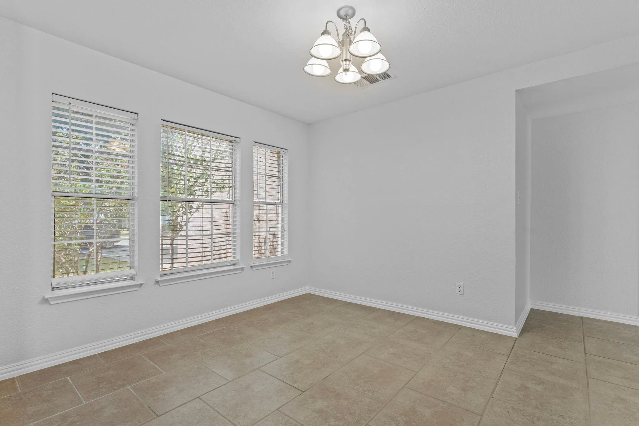 Photo 4 of 551 WHISPERING HOLLOW DR