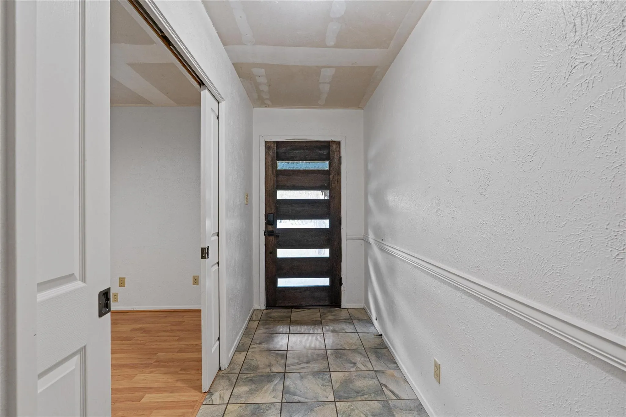 Photo 4 of 1002 PENNY LN