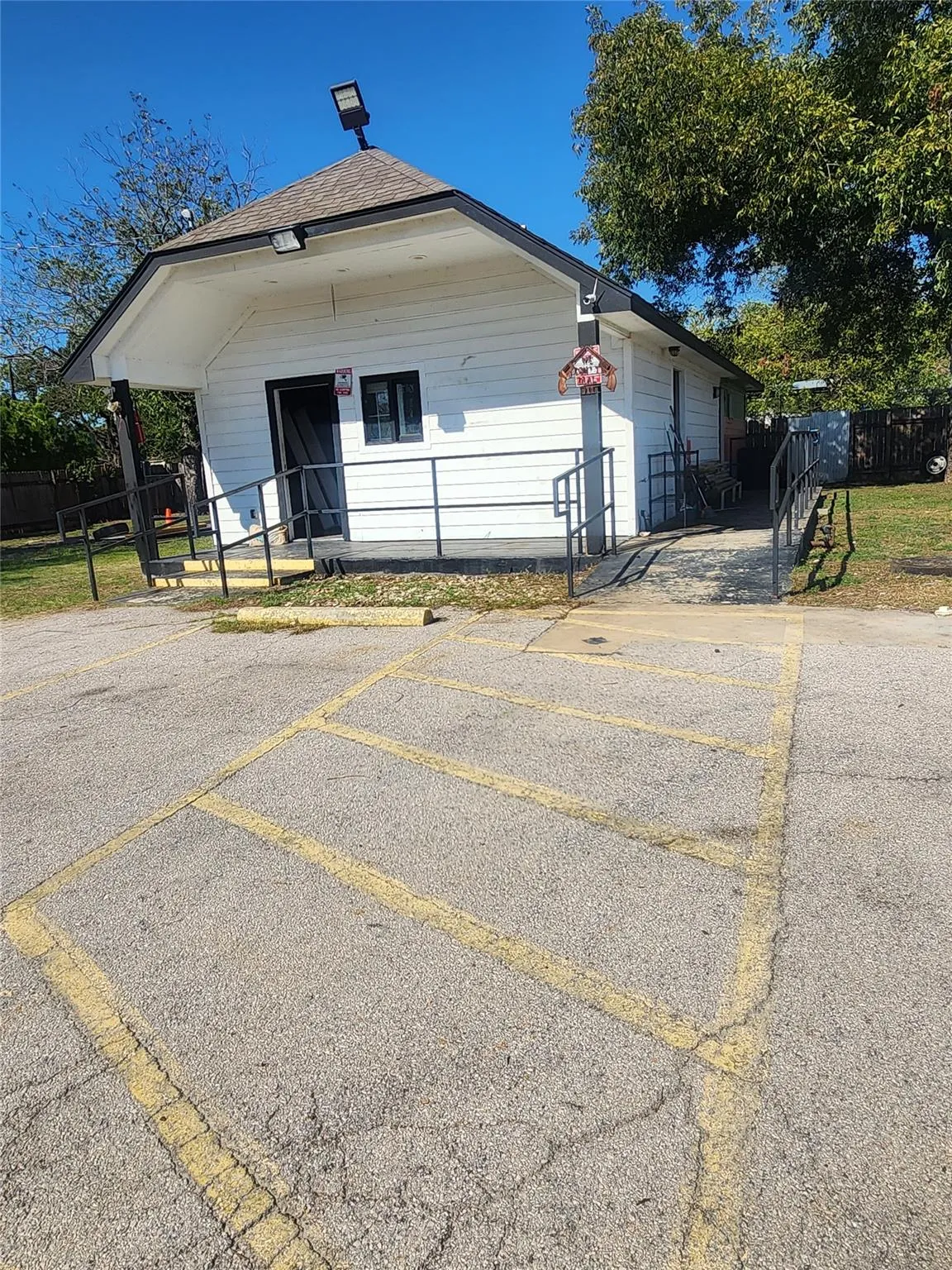 Photo 4 of 5808 MANOR RD