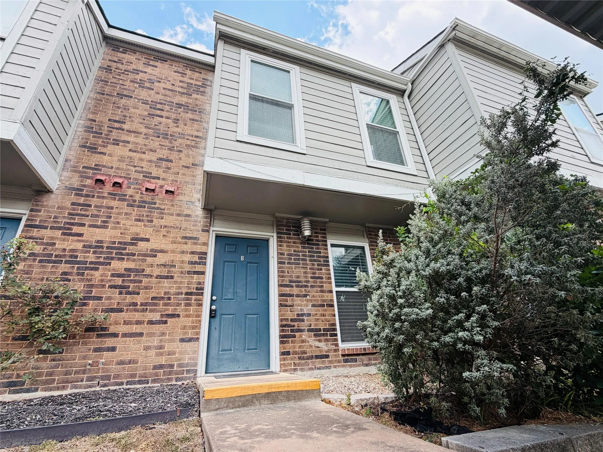 Photo 3 of 2018 W RUNDBERG LN #12B