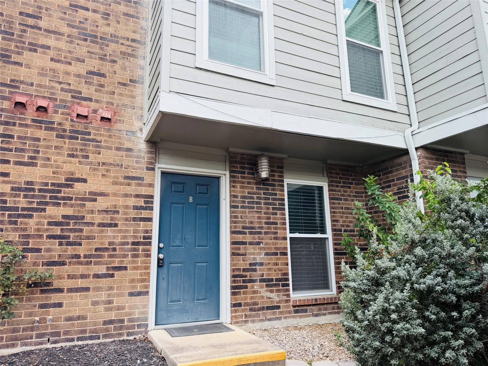 Photo 2 of 2018 W RUNDBERG LN #12B