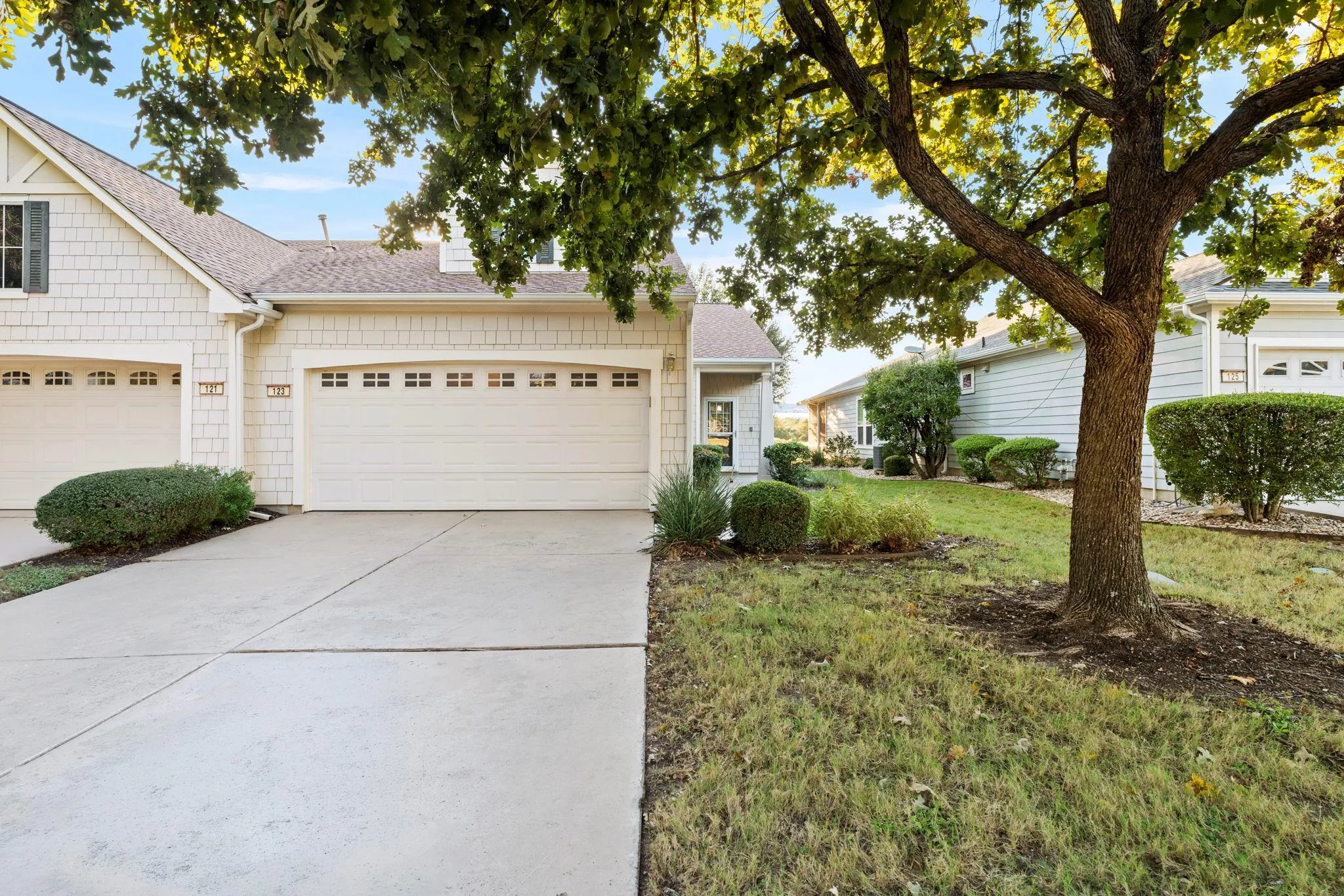 Photo 4 of 123 DICKENS CIR