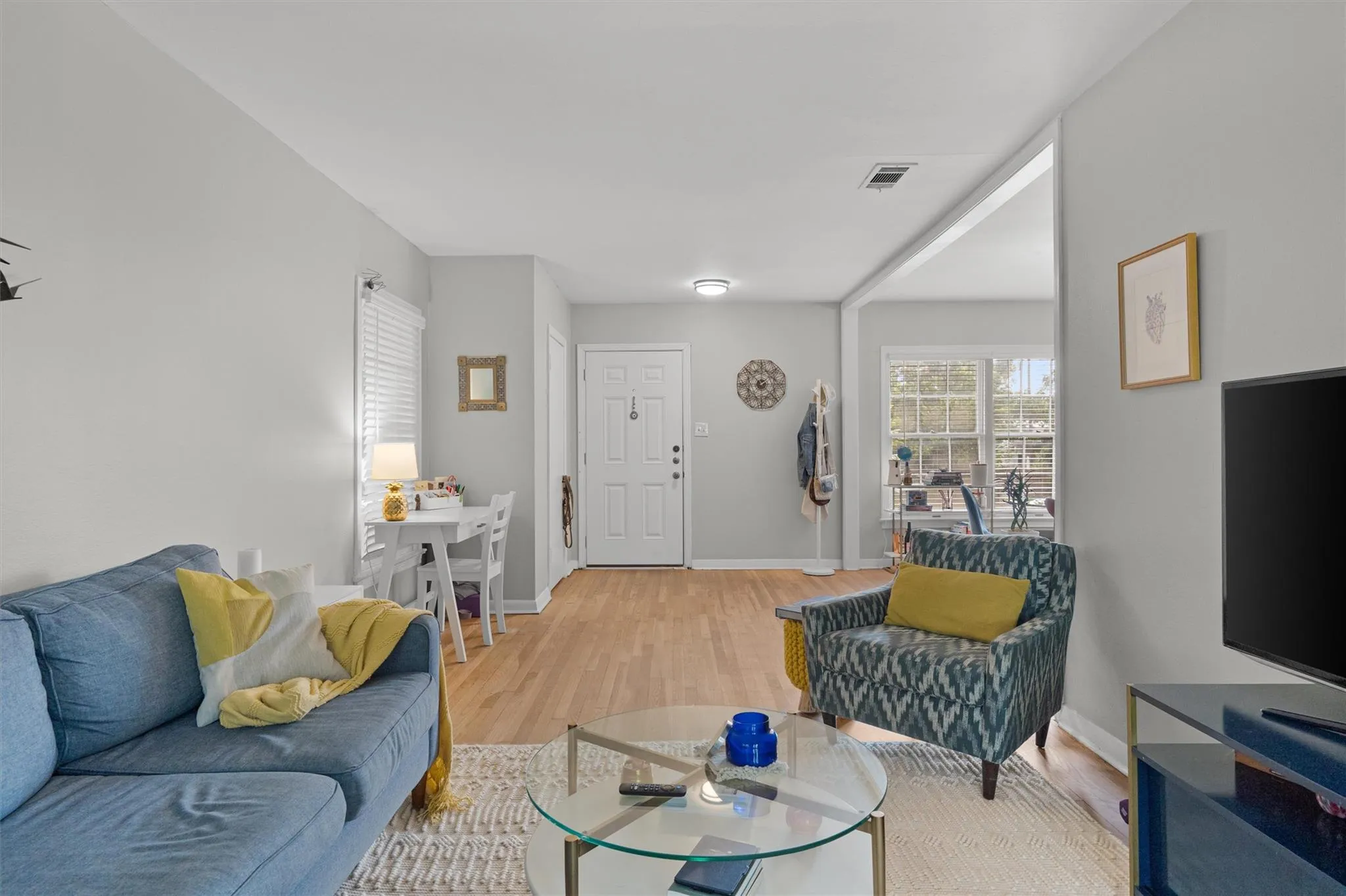 Photo 4 of 2633 W 45TH ST