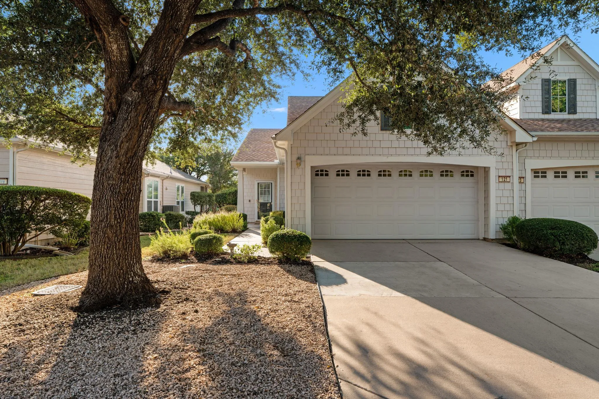 Photo 4 of 121 DICKENS CIR