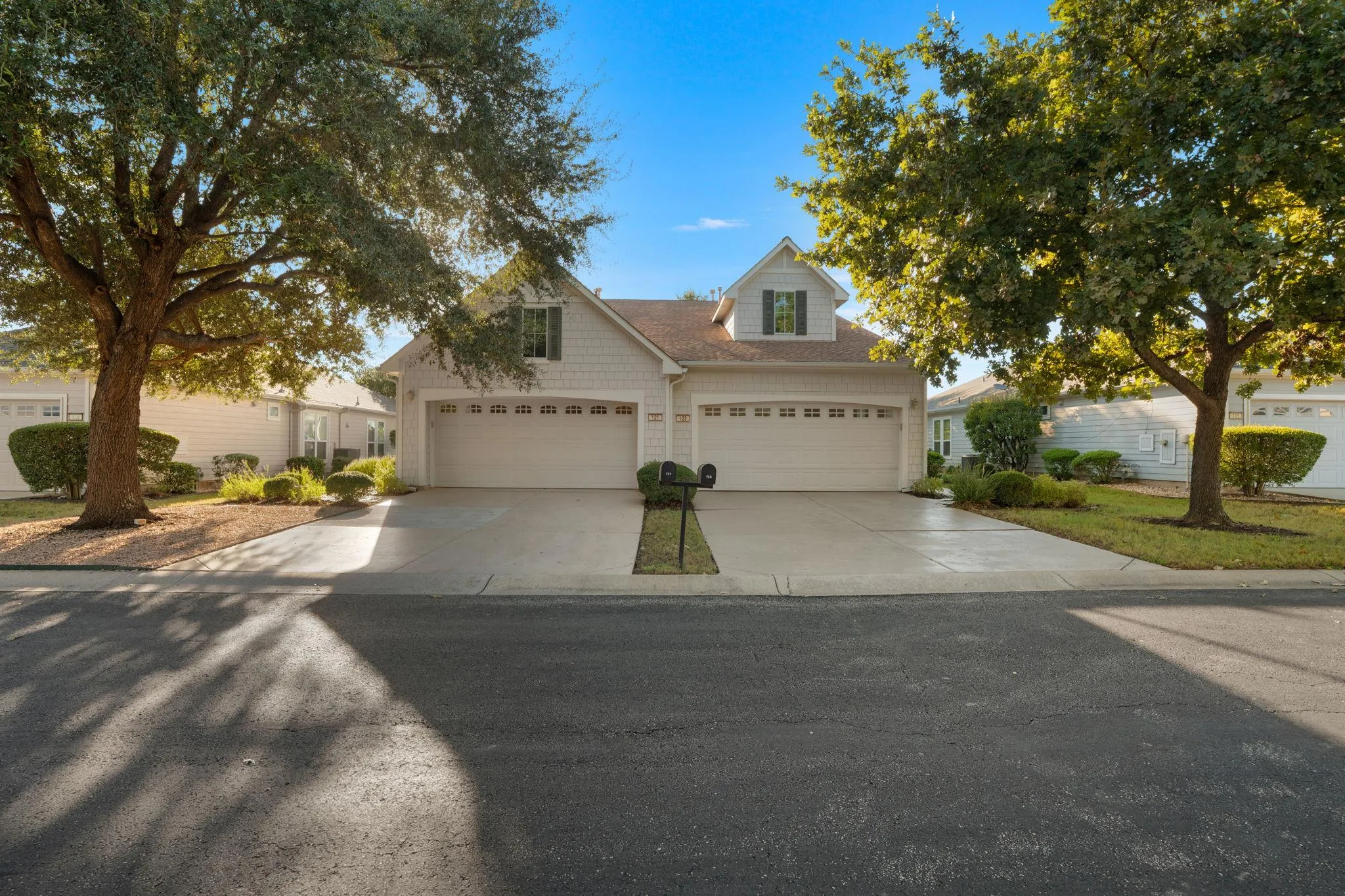 Photo 3 of 121 DICKENS CIR