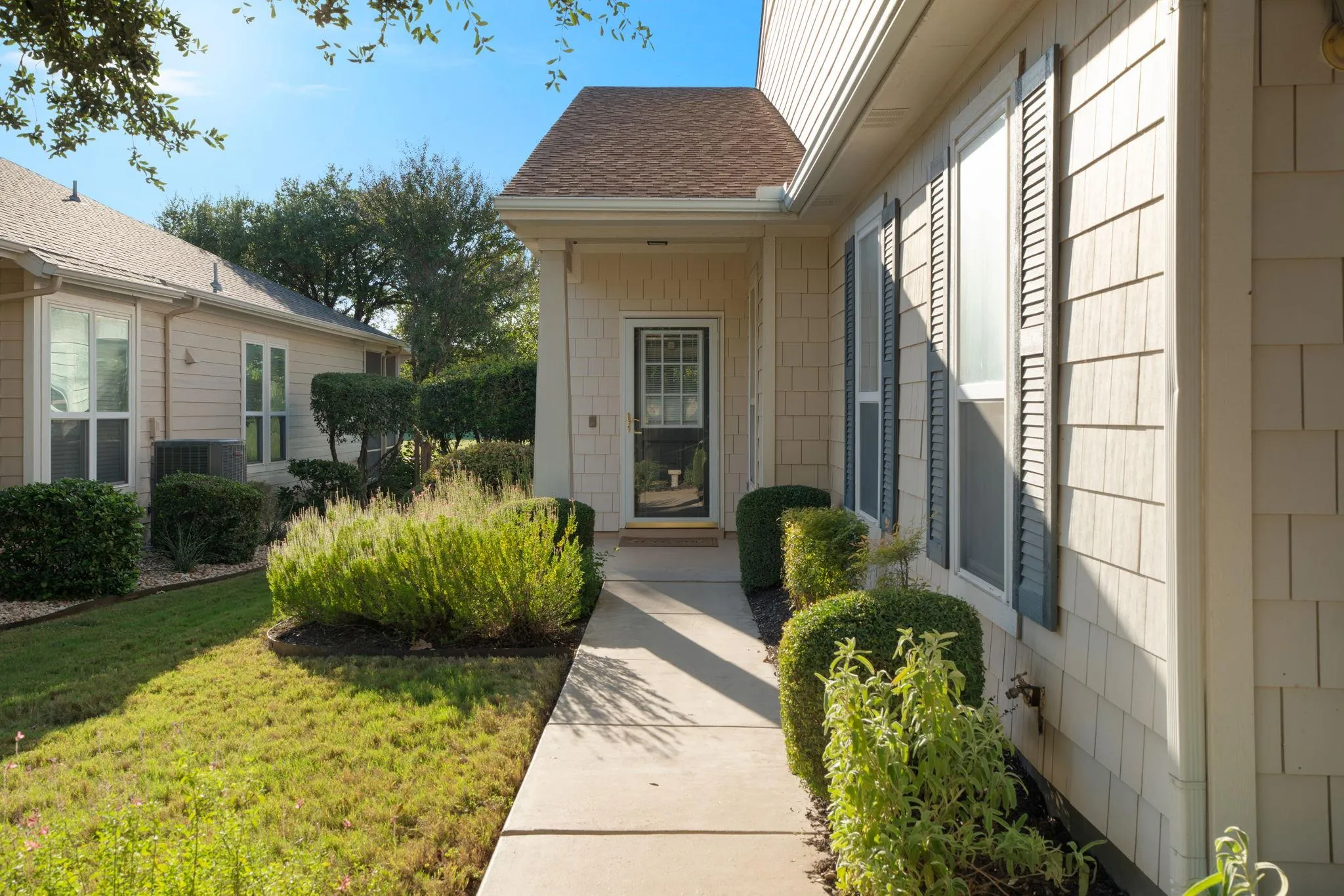 Photo 5 of 121 DICKENS CIR