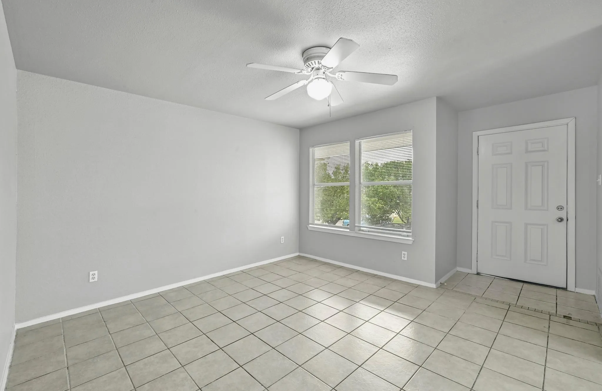 Photo 5 of 2212 KATY LN