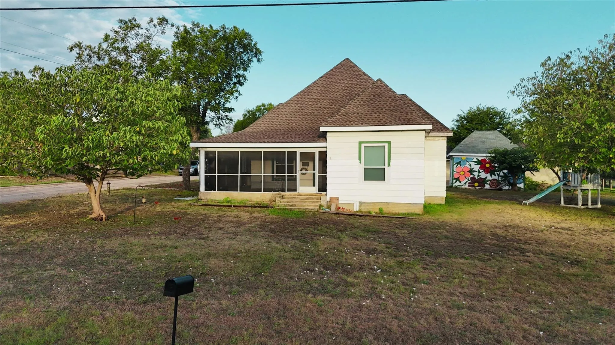Photo 5 of 202 WILLOW ST