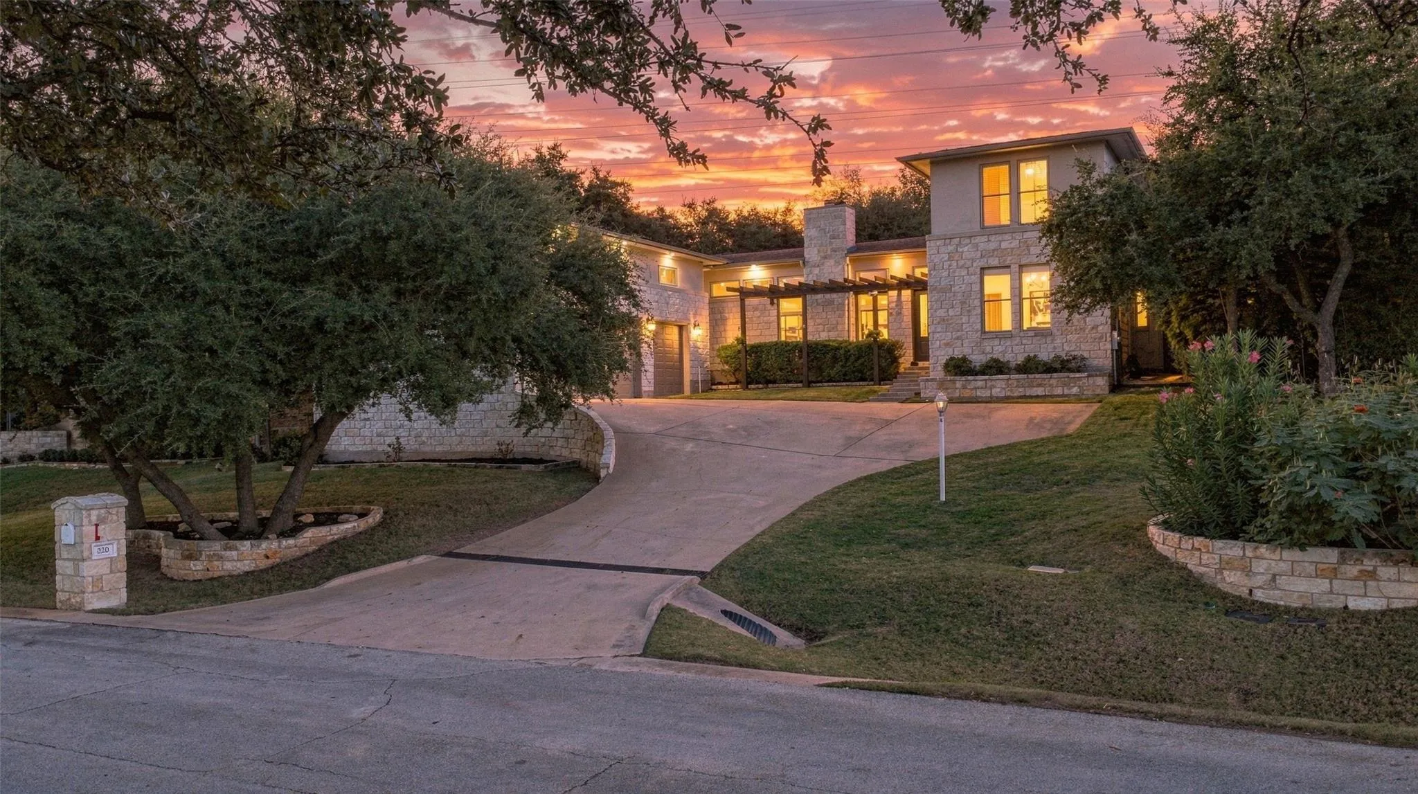 Photo of 220 CLUBHOUSE DR, Lakeway, TX, 78734