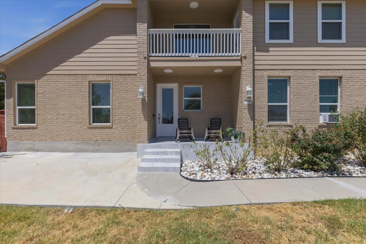 Photo 4 of 1106 GREENLAWN BLVD