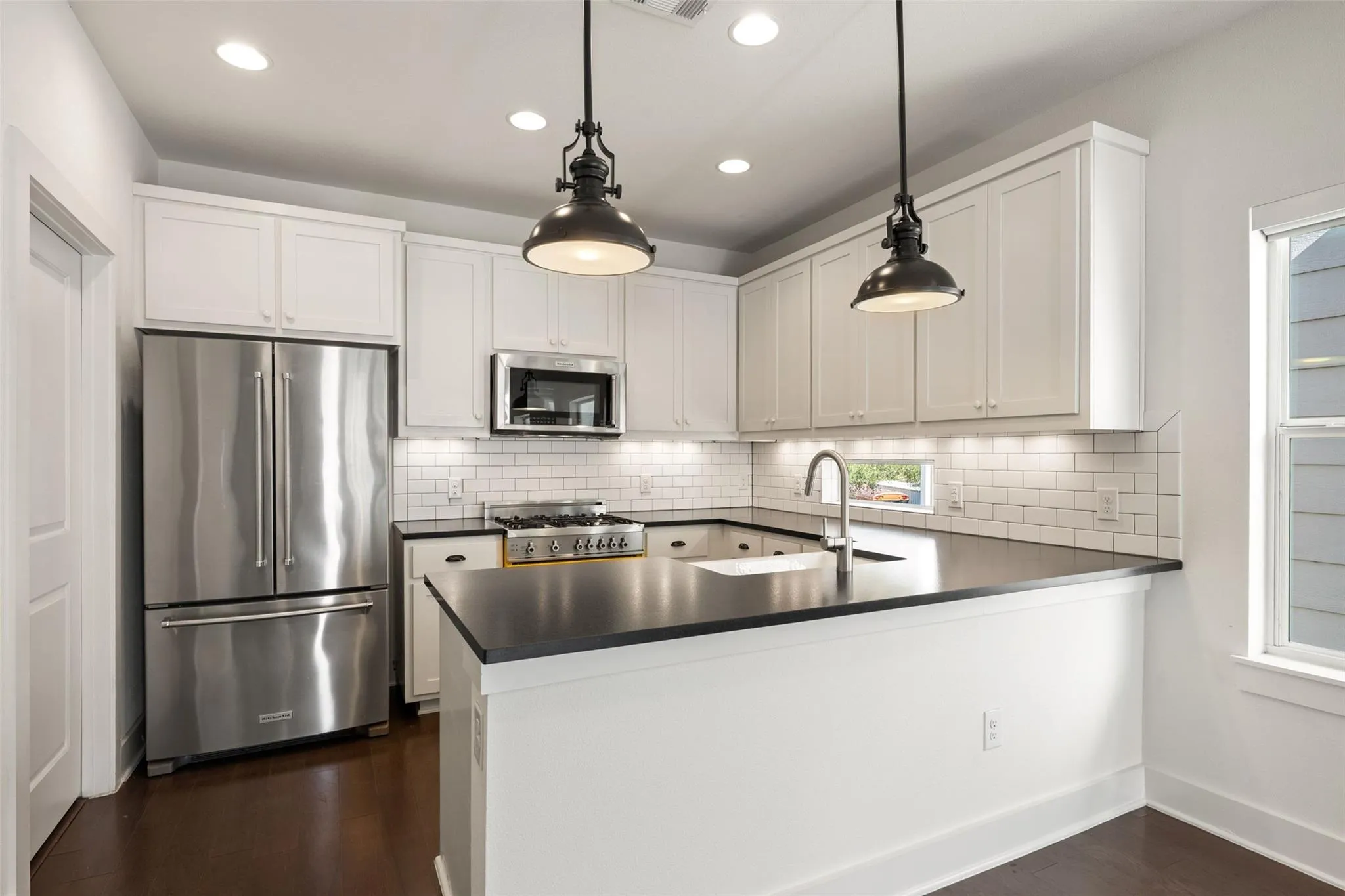Photo 3 of 1008 MUSE LN