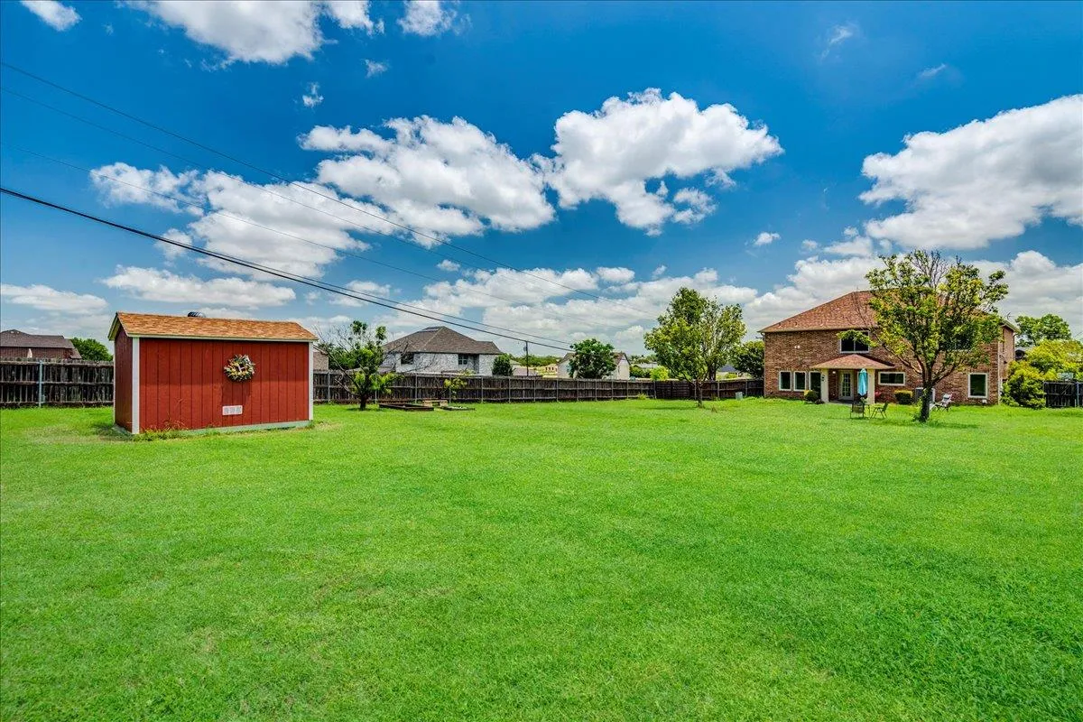 Photo 5 of 200 S PRAIRIE LN