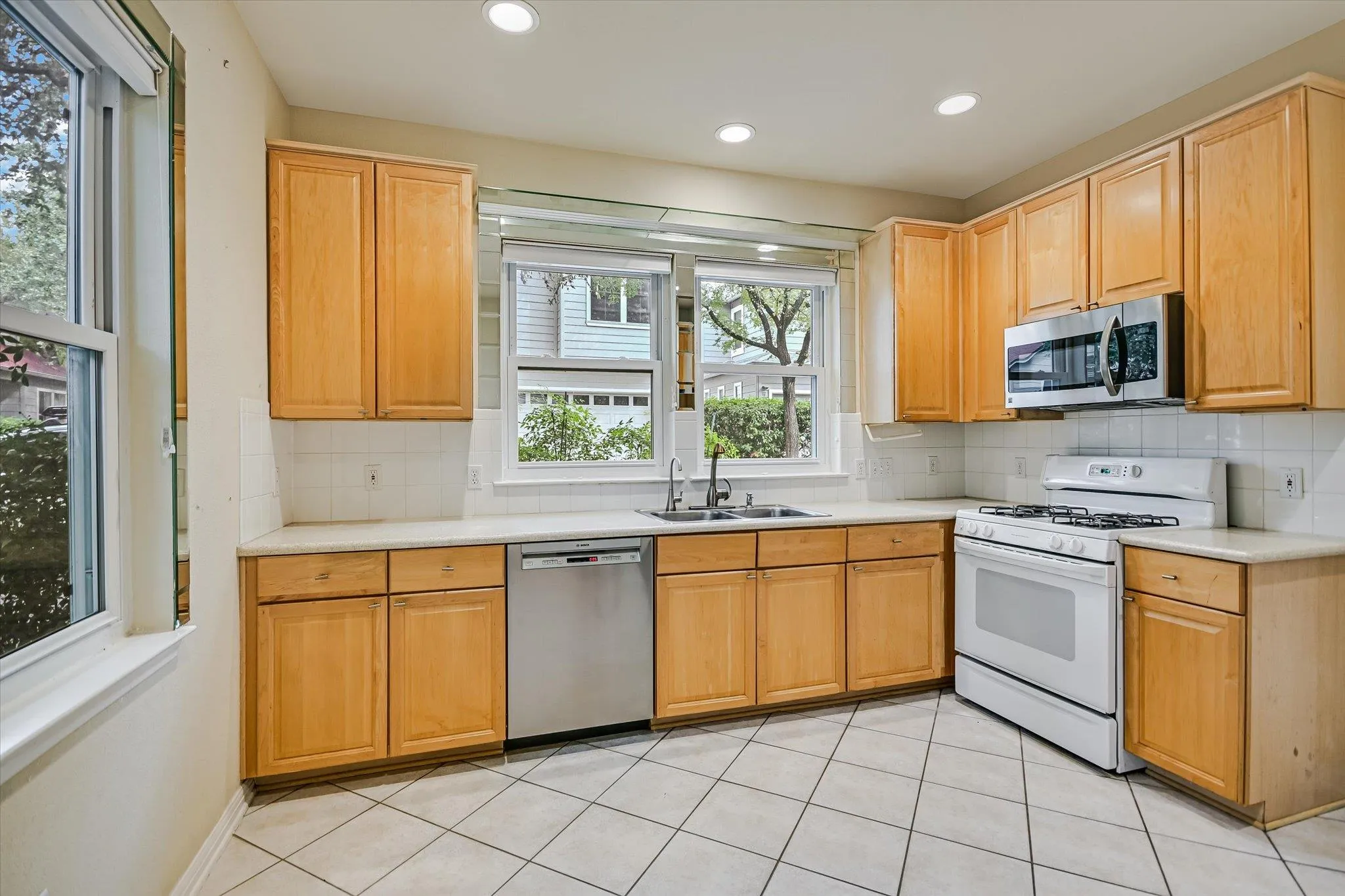 Photo 4 of 1011 BRODIE ST #28
