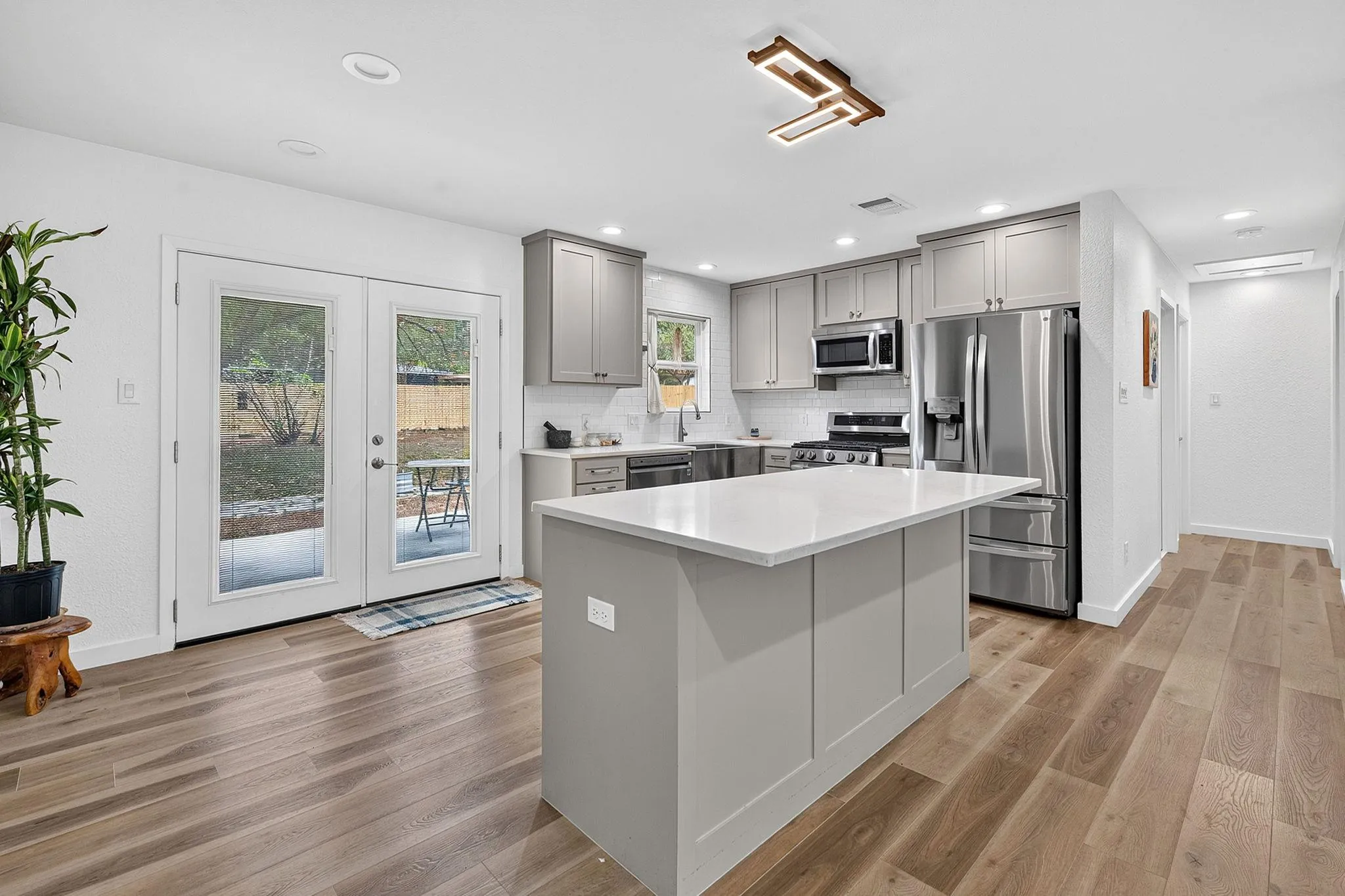 Photo 5 of 204 CHIPPENDALE AVE