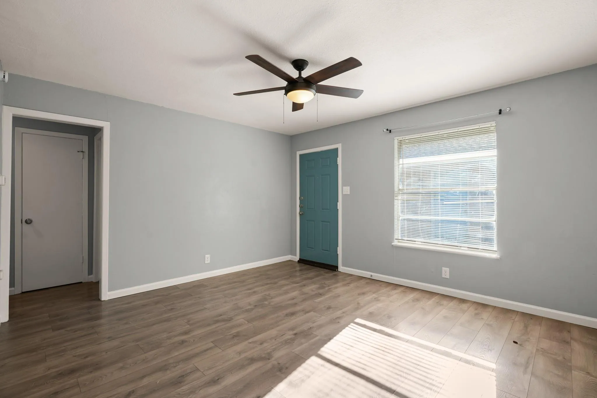 Photo 5 of 838 N MEADOWS DR