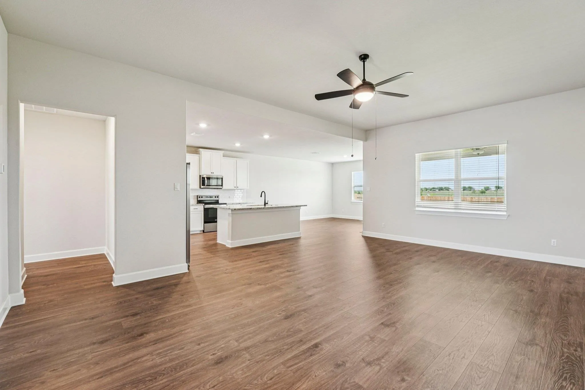 Photo 4 of 517 W LUNA BLUE LN