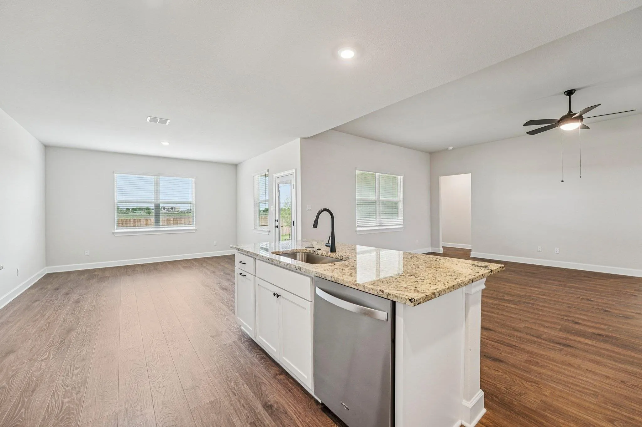 Photo 3 of 517 W LUNA BLUE LN