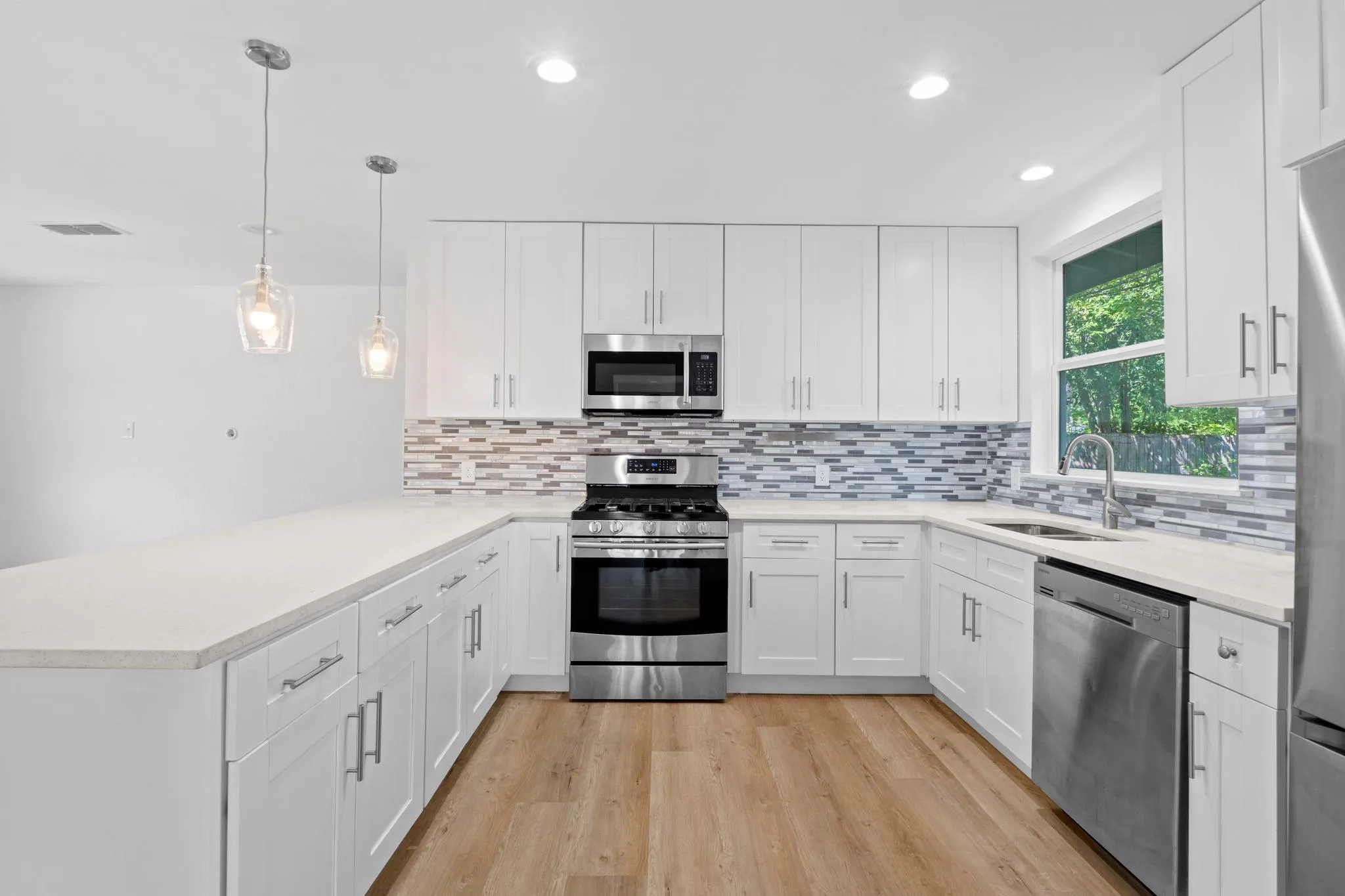 Photo 5 of 6414 KENILWORTH DR