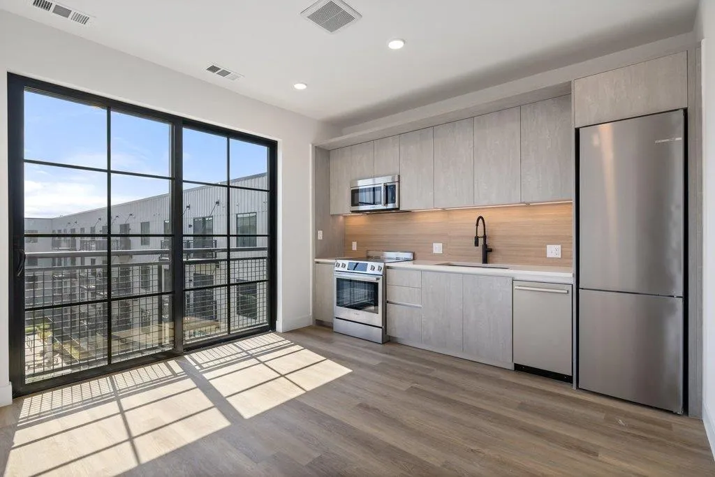 Photo 3 of 4315 S CONGRESS AVE #224