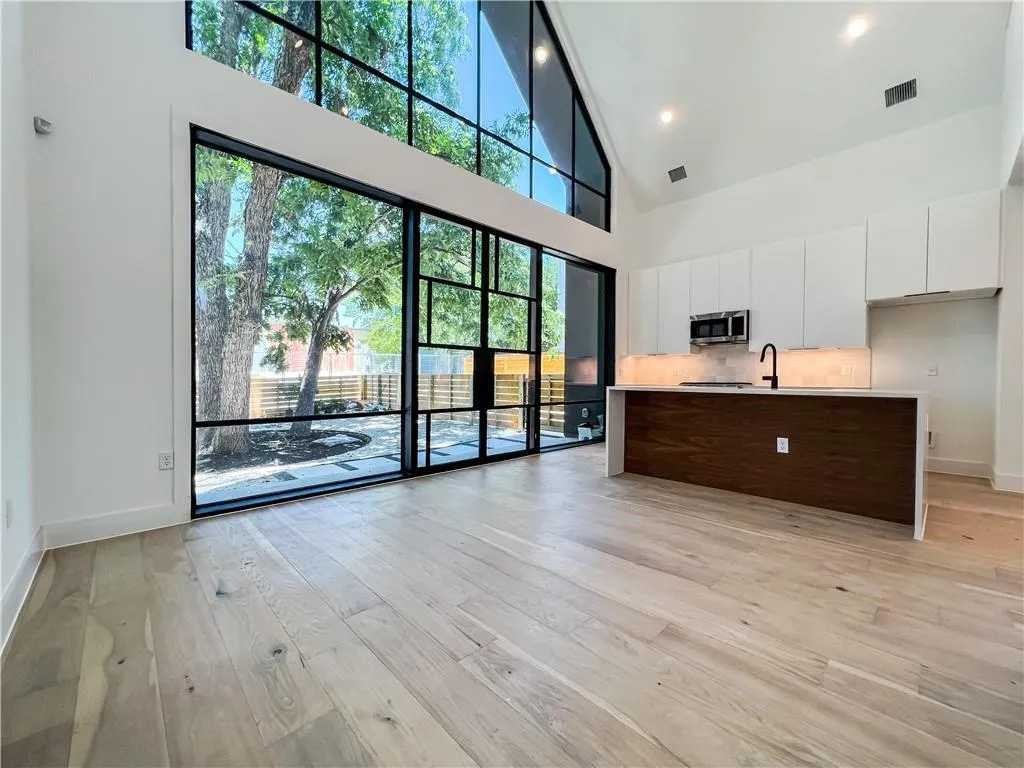 Photo 4 of 2604 OAKLAWN AVE #2