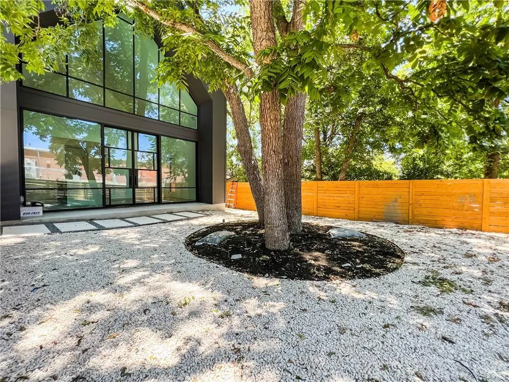 Photo 2 of 2604 OAKLAWN AVE #2