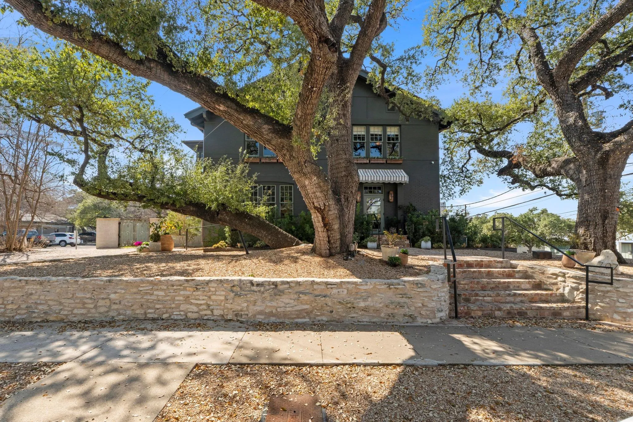 Photo 3 of 707 W 10TH ST