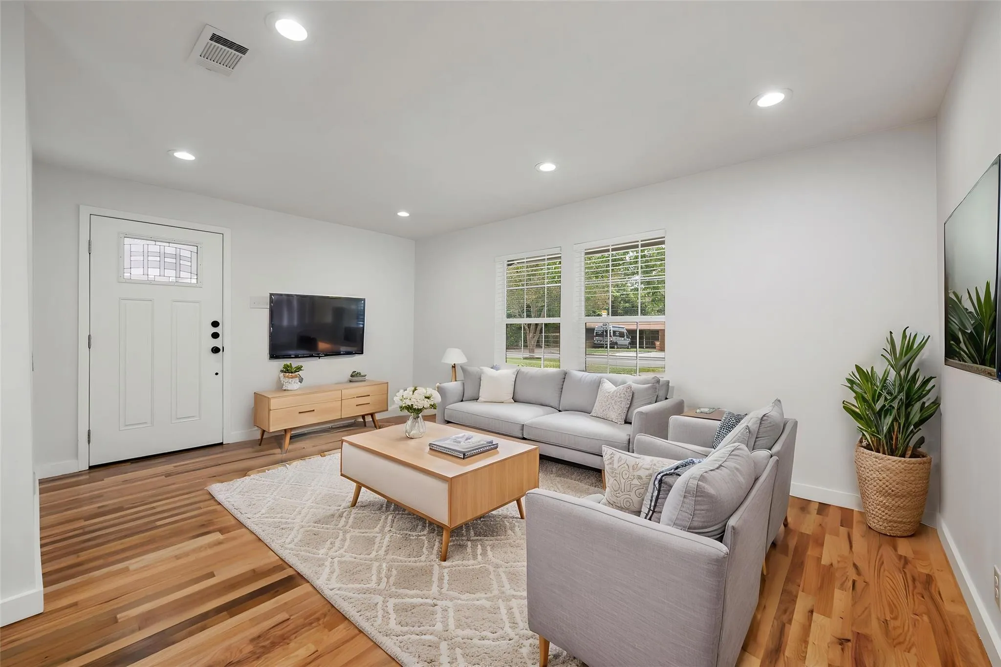 Photo 2 of 1806 MOHLE DR