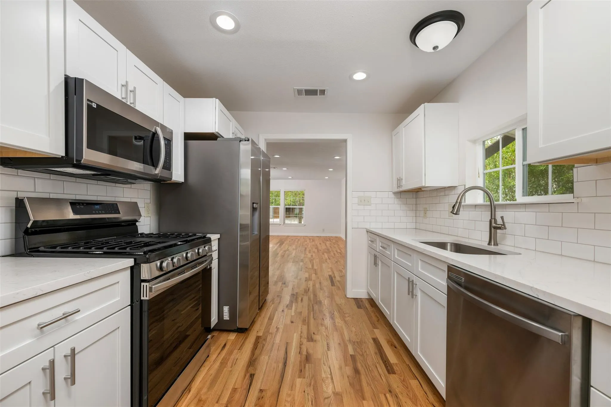 Photo 3 of 1806 MOHLE DR